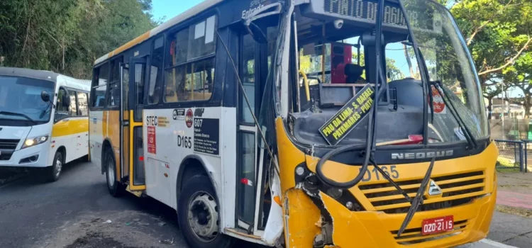 Cinco pessoas ficam feridas após batida entre dois micro-ônibus do transporte público em Salvador