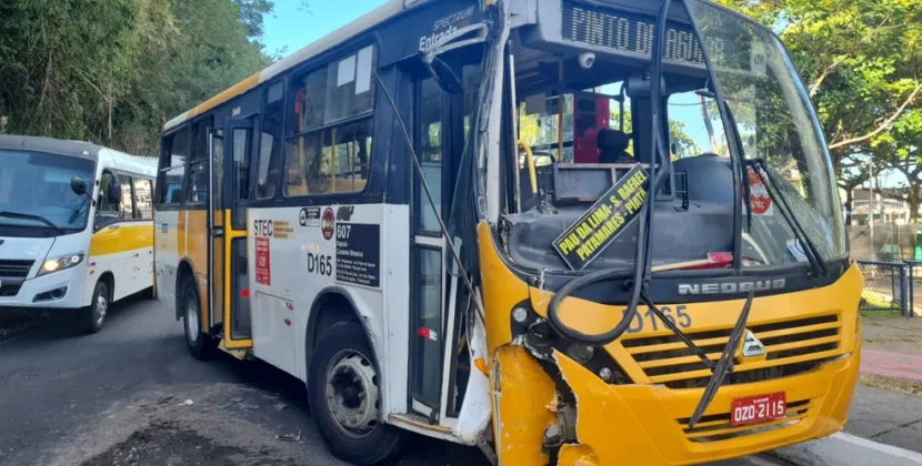 Cinco pessoas ficam feridas após batida entre dois micro-ônibus do transporte público em Salvador