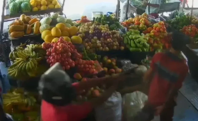 Homem é morto a tiros em feira de frutas no interior da Bahia