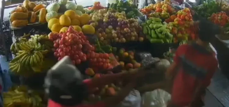 Homem é morto a tiros em feira de frutas no interior da Bahia