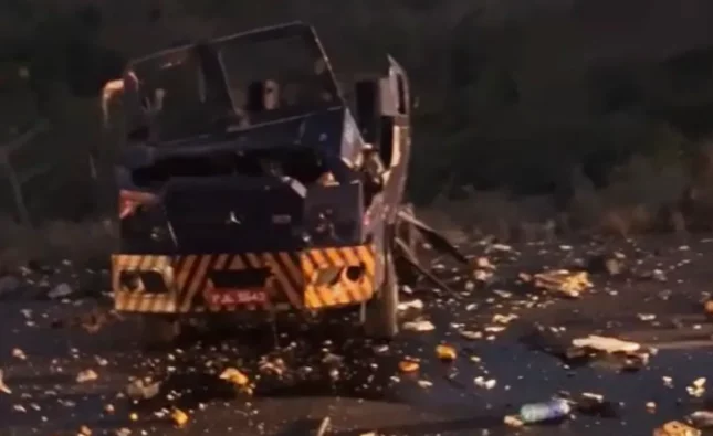 Carro-forte fica destruído após ser explodido em tentativa de roubo na Bahia