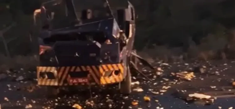 Carro-forte fica destruído após ser explodido em tentativa de roubo na Bahia