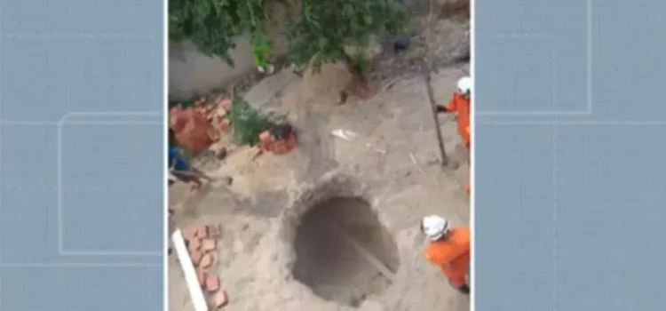 Homem morre soterrado após cair em buraco de 4 metros em quintal de casa no interior da Bahia