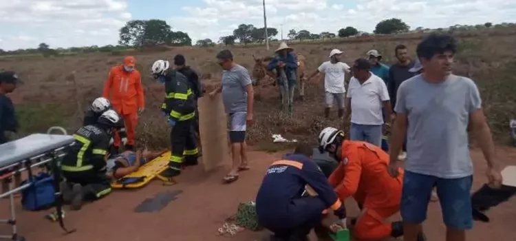 Duas pessoas morrem e seis ficam feridas após pneu de van estourar e veículo capotar na Bahia