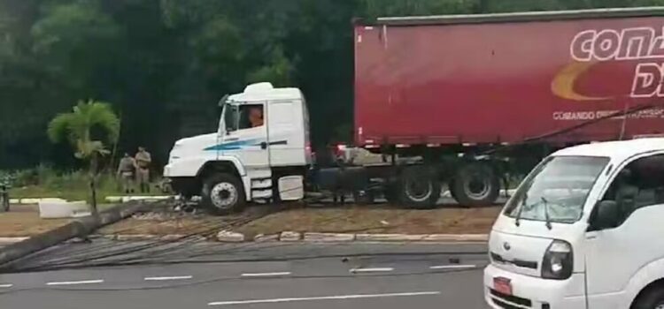 Batida de caminhão congestiona três principais vias de Salvador