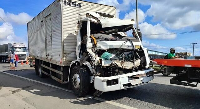 Acidente entre dois veículos deixa duas pessoas feridas na BR-324 em Feira de Santana