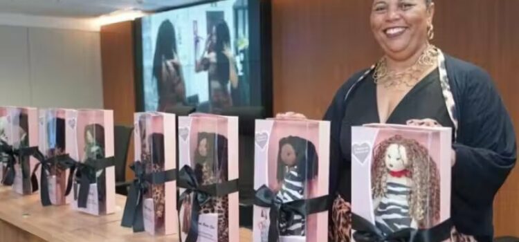 Brasileira cria bonecas pretas personalizadas com características da criança