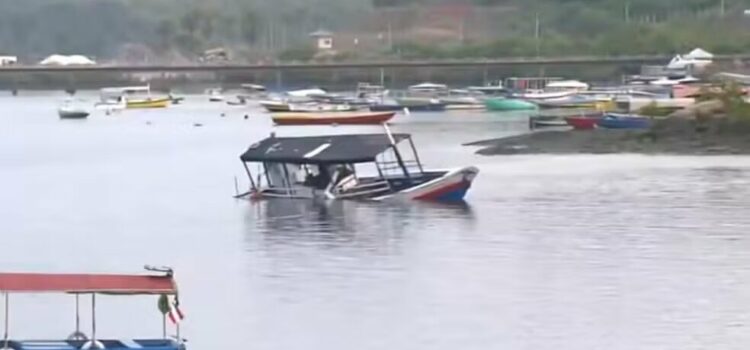 Embarcação naufraga e deixa ao menos 5 mortos na Baía de Todos-os-Santos; Marinha procura desaparecidos