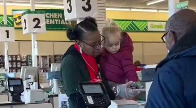 Empatia. Caixa ajuda mãe e deixa criança que estava chorando scanear compras no mercado