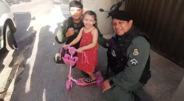 Garotinha escreve cartinha pedindo patinete e PMS fazem surpresa para ela