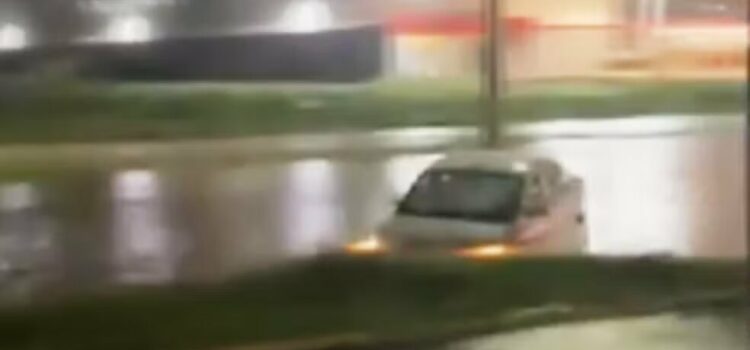 Carros são arrastados pela água e famílias ficam desalojadas após fortes chuvas em cidade da Bahia