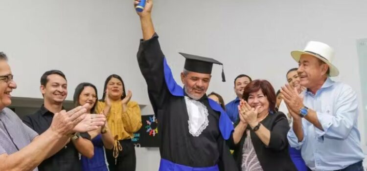 Homem em situação de rua se forma no ensino fundamental aos 56 anos