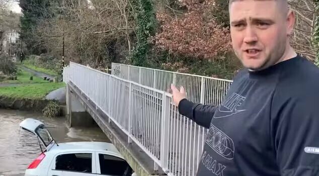 Herói resgata mãe e criança de carro afundando na água após enchente