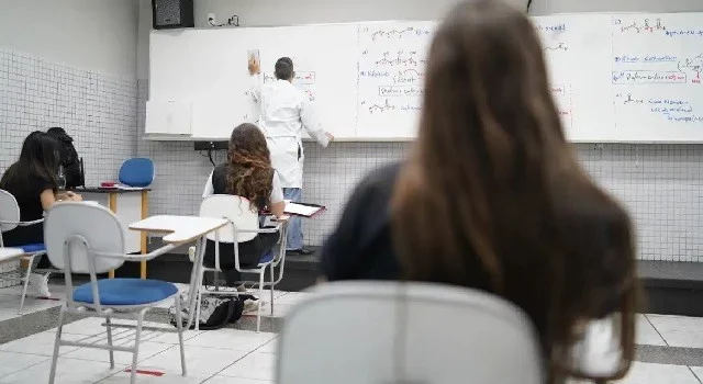 Alunos do Ensino Médio podem receber bolsa a partir de março