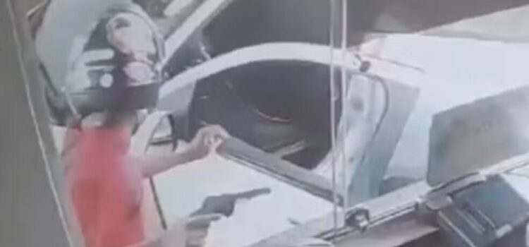 Motorista e funcionária são assaltadas em praça de pedágio na Bahia; suspeitos levaram carro enquanto vítima pagava serviço
