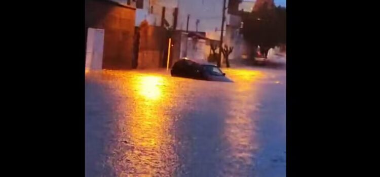 Cidade do sudoeste da Bahia tem ruas alagadas e carro boiando após chuva forte