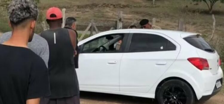 Casal é encontrado morto com marcas de tiros dentro de carro no interior da Bahia