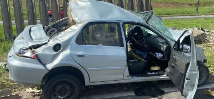 Acidente deixa três feridos em Salvador; veículo ficou destruído