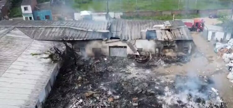 Incêndio atinge Central de Triagem da Coleta Seletiva no sul da Bahia