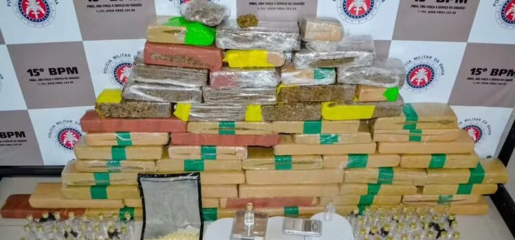Mais de 50 quilos de maconha prensada e frascos de lança-perfume são apreendidos em casa no sul da Bahia