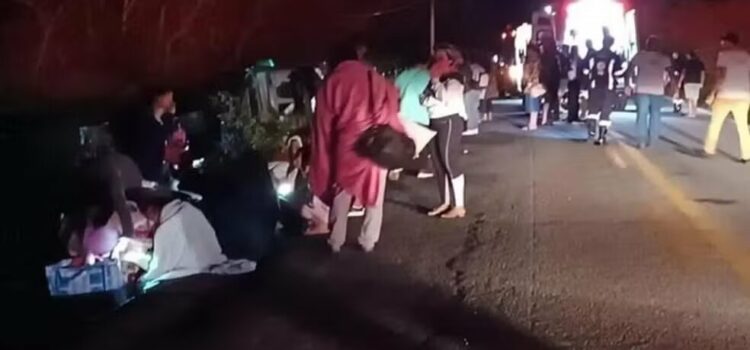 Acidente com ônibus deixa 29 passageiros feridos no sudoeste da Bahia; cinco estão estado grave
