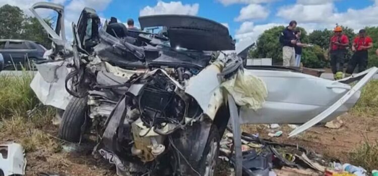 Duas pessoas morrem e três ficam feridas após batida frontal entre caminhonetes na Bahia; veículos ficaram destruídos