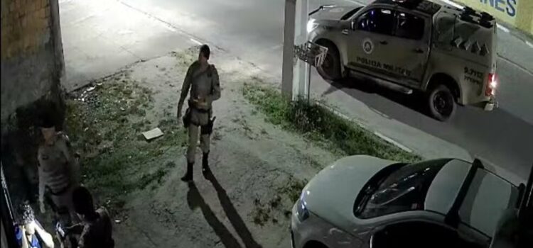 Policiais são afastados na BA após abordagem com chute em partes íntimas de homem, socos e confissão forçada;