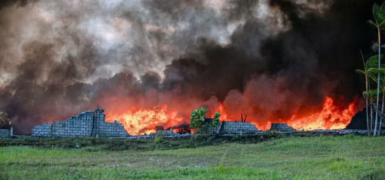 Famílias que precisaram ser retiradas de residências por causa de incêndio em galpão na Bahia retornam para casas