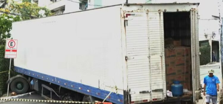 Pneu de carreta estoura em ladeira e veículo bloqueia rua há três dias em Salvador