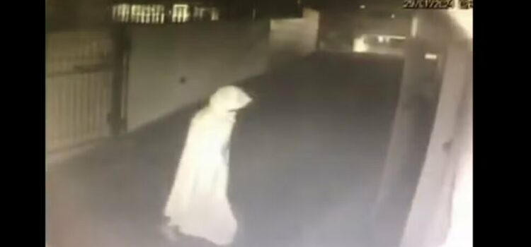 Enrolado em lençol branco, homem invade prédio em bairro nobre de Salvador e furta bicicleta