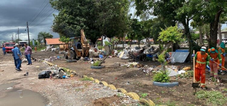 Área em frente ao CSU é limpa e moradores do local têm assistência assegurada pela Prefeitura