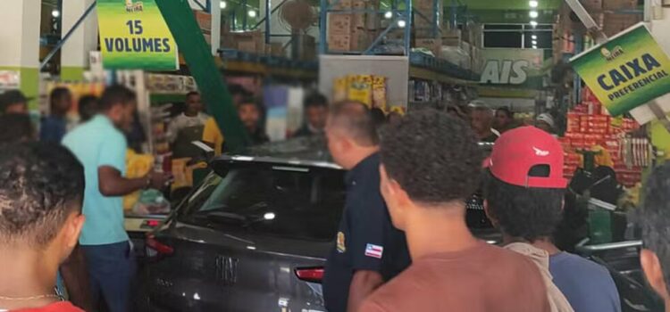 Motorista perde controle da direção e carro invade supermercado na Bahia