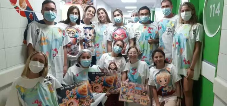 Estudantes de Moda criam batas de heróis para crianças com câncer fazerem tratamento sem medo