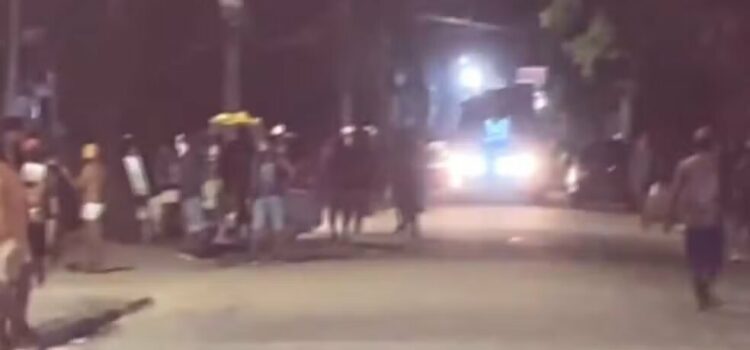Duas mulheres ficam feridas após trio bater em fio de poste e provocar descarga elétrica durante carnaval na BA