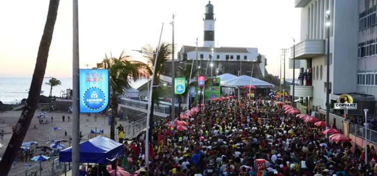 Com mais de 50 atrações, Furdunço reúne multidão no 2º dia de pré-carnaval na orla de Salvador;