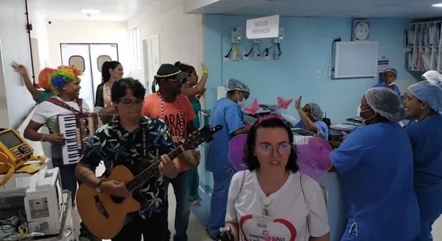 Artistas feirenses levam música e alegria para pacientes e funcionários do HGCA