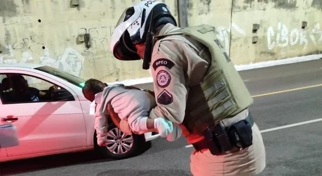 PMs salvam vida de criança engasgada em avenida de Salvador