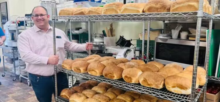 Voluntários se unem toda semana, fazem pães e distribuem para comunidade carente