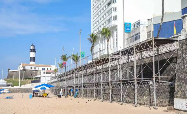 Prefeitura faz inspeção e ajusta ‘passarela’ construída para ambulantes em circuito do carnaval de Salvador