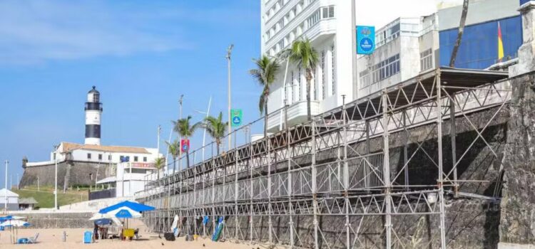 Prefeitura faz inspeção e ajusta ‘passarela’ construída para ambulantes em circuito do carnaval de Salvador