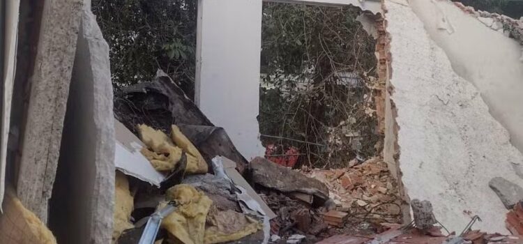 Dois operários ficam soterrados após laje de prédio desabar em bairro nobre de Salvador