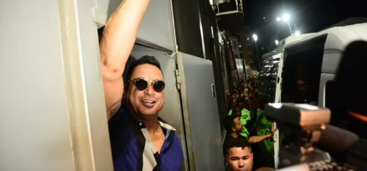 Trio fica ‘preso’ em placa de sinalização e apresentação de Xanddy Harmonia atrasa no 3º dia de pré-carnaval de Salvador