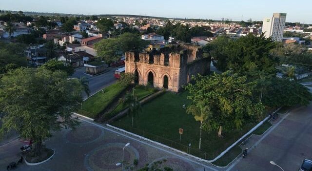Criança de 4 anos morre após ser esquecida dentro de carro pelo pai