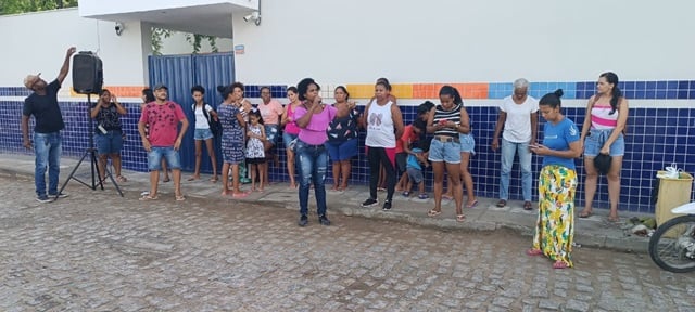 Pais reclamam sobre obra inacabada de escola no bairro Papagaio: “Arrumaram de qualquer jeito”