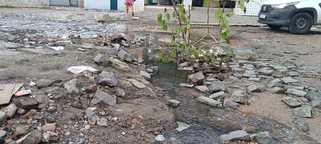 Moradores encontram transtornos ainda maiores em ruas após as fortes chuvas