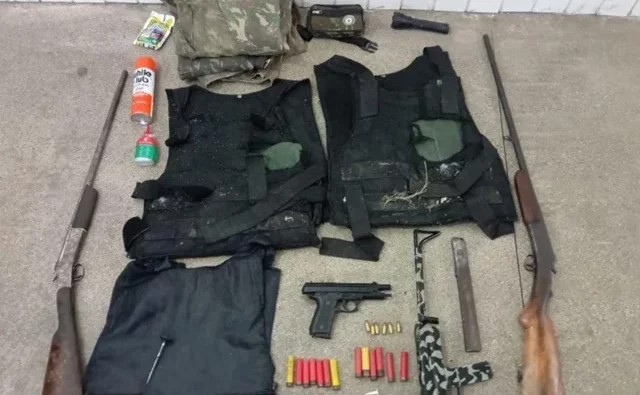 Armas de fogo, munições e drogas são apreendidas pela PM em Candeias