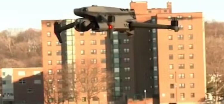Drone e ping de telefone ajudam a encontrar menino perdido que caiu em vala