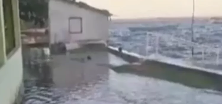 Maré alta invade cerca de 15 casas em povoado no sul da Bahia
