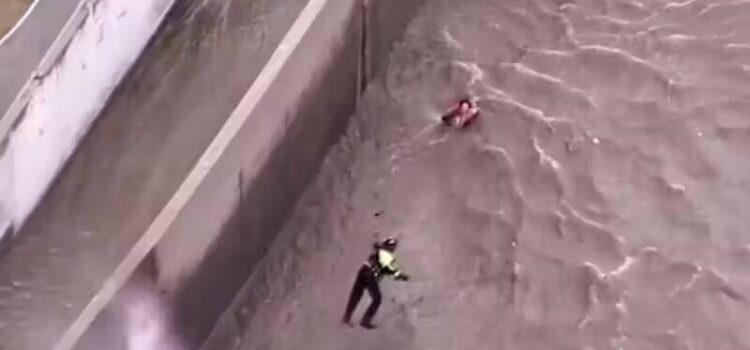 Bombeiros resgatam mulher arrastada por rio durante tempestade