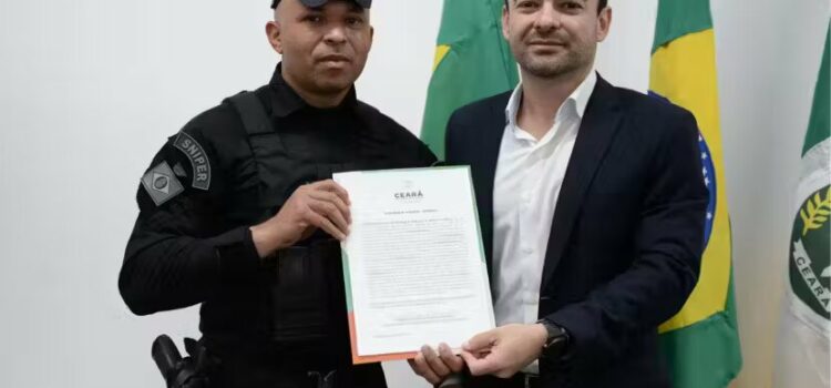 Sniper que salvou bebê mantido refém pelo pai recebe homenagem do estado